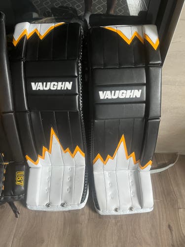 30" Vaughn V9 Goalie Leg Pads (Used)