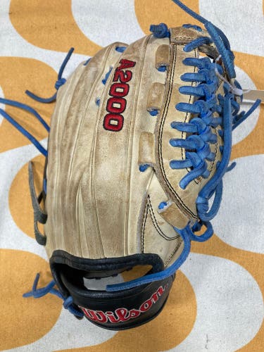 Wilson A2000 D33 RH Baseball Glove 11.75" (Used)