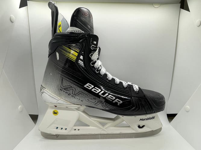 Black 2023 Bauer Vapor Hyperlite 2 Hockey Skates 9.5 (Used)