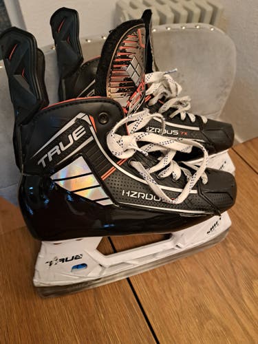 True HZRDUS 7x Hockey Skates Wide Width 7.5 (Used)