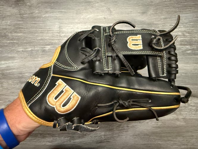 Wilson A2000 RH Black and Gold Baseball Glove 11.5" (New)