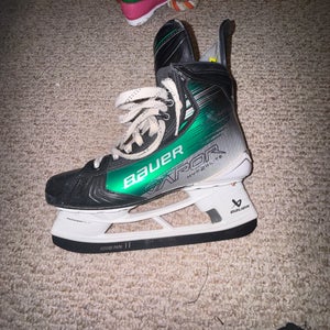 Green 2023 Bauer Vapor Hyperlite 2 Hockey Skates Regular Width 8 (Used)