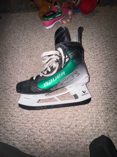 Green 2023 Bauer Vapor Hyperlite 2 Hockey Skates Regular Width 8 (Used)