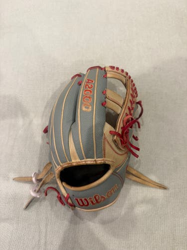Wilson A2000 RH Outfield Baseball Glove 11.75" (Used)