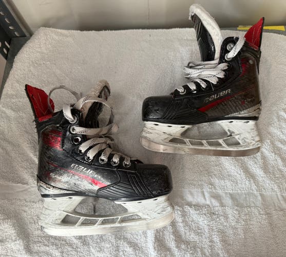 Youth Bauer Vapor X5 Pro Hockey Skates | Y12.5