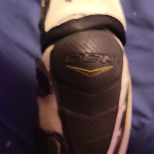 Junior Large CCM Elbow Pads (Used)
