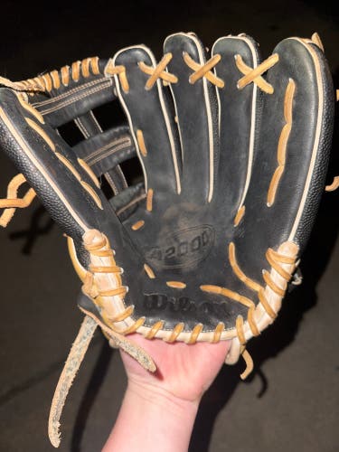 Wilson A2000 RH Outfield Baseball Glove 12.25" (Used)