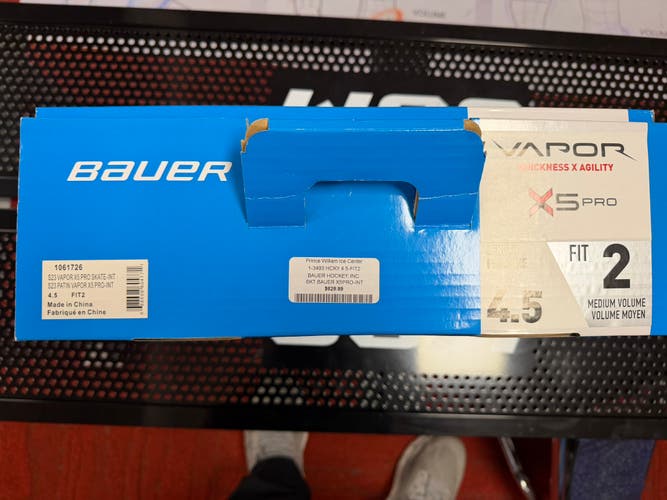 *BRAND NEW PROSHOP SALE* Bauer Vapor X5 Pro Hockey Skates Size 4.5 Fit 2