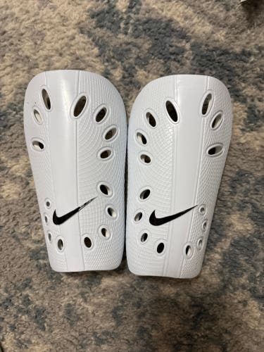 Unisex Medium Nike Shin Guards (Used)