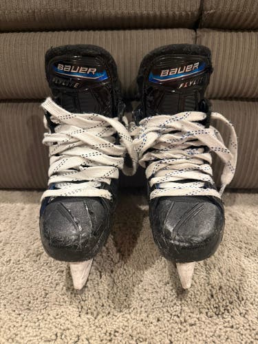 Black/White 2025 Bauer Vapor Flylite Hockey Skates Regular Width Size 1.5 (Used)