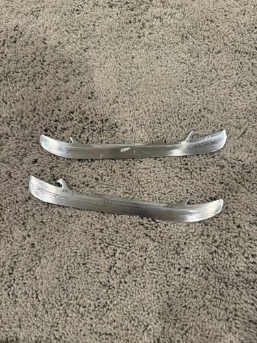 Bauer Fly-X (Used) - runner size 212 (skate size junior 1 and 1.5)