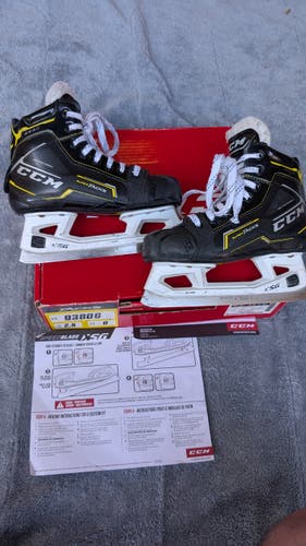 CCM Super Tacks 9380 Hockey Goalie Skates Regular Width Size 2.5 (Used)