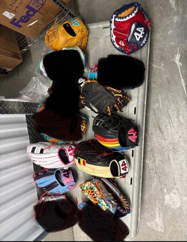 WHITE GLOVE ONLY FOR SOMEONE !
44 Pro Baseball Glove PRICE IS FOR EACH MESSAGE ME