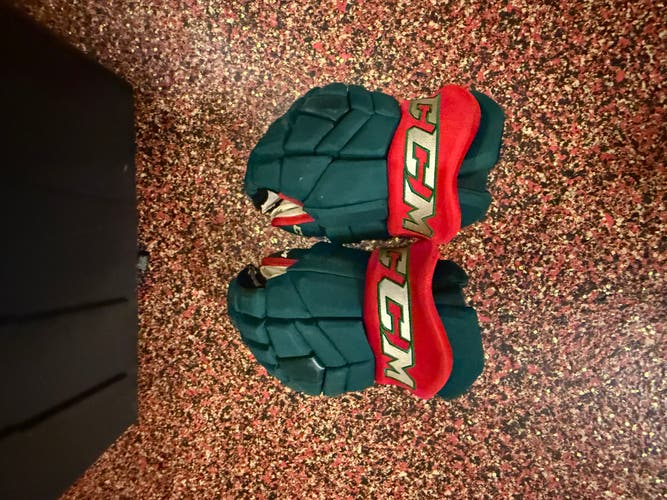 Minnesota Wild CCM HGTKPP Gloves 13" Pro Stock (Used)
