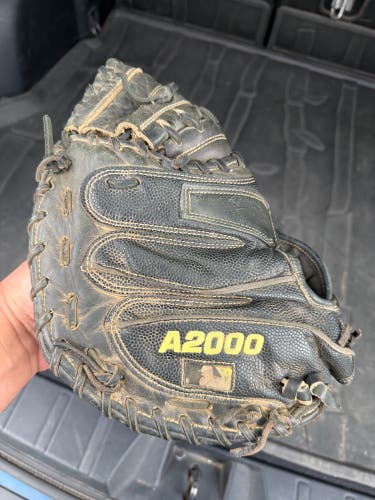 Wilson A2000 RH Catcher's Baseball Glove 33.5" (Used)