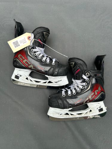 Junior CCM JetSpeed FT8 Pro Hockey Skates | Size 1