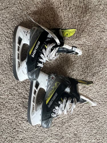2023 Bauer Vapor X4 Hockey Skates Regular Width Size 1.5 (Used)