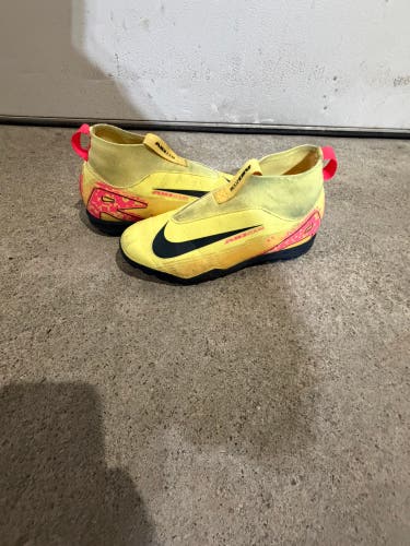 Yellow Kids 2.5Y (Big Kids / Youth) Nike Indoor Cleats (Used)