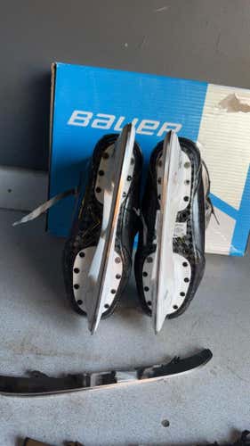 Black/Gray 2025 Bauer Supreme Shadow Hockey Skates Regular Width Size 5.5 (Used)