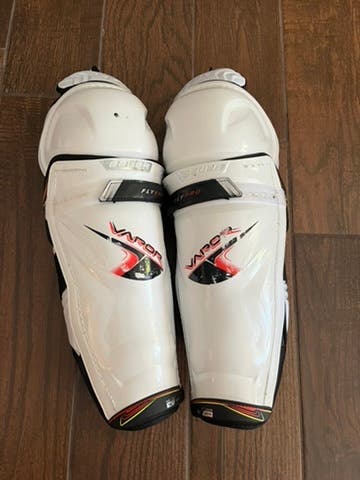 Intermediate Bauer Vapor Flypro 14" Shin Pads (Used)