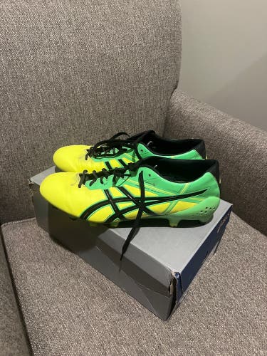 Unisex Size M 10.5 (W 11.5) Asics Cleats (Used)