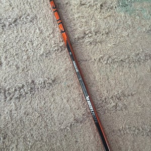 Intermediate Bauer Vapor Hyperlite 2 Right Handed Hockey Stick P28 55 Flex (Used)