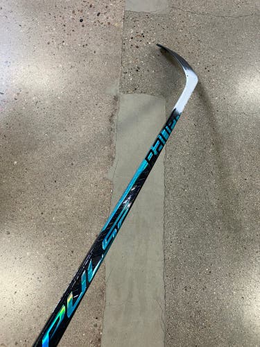 Intermediate Bauer Pulse Hockey Stick Right Handed P28 55 Flex (Used)