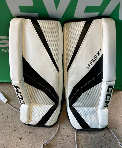 22" Youth CCM YFlex Goalie Leg Pads (Used)