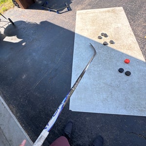 Senior Bauer Vapor Flylite Right Handed Hockey Stick P28 77 Flex (New)