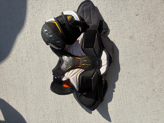 Men's Medium Senior CCM Super Tacks AS1 Shoulder Pads (Used)