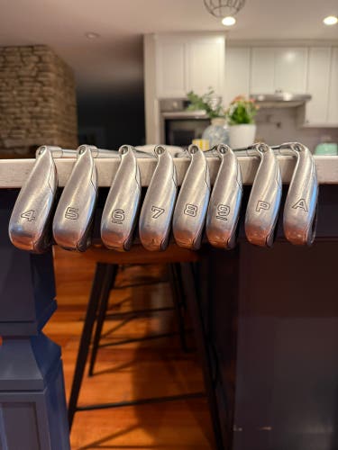 2010 Callaway Diablo Edge Right Handed Iron Set (8 Clubs) #4 - #9, PW, GW (Used)