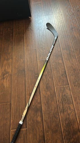 Intermediate Bauer Vapor Hyperlite 2 Left Hand Hockey Stick P28 55 Flex (Used)