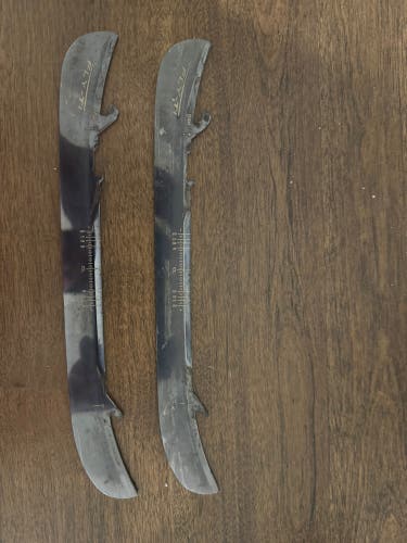 Bauer Fly-TI Runners size 246 - profiled skate blades