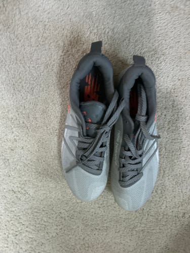 Gray Men's Size M 9.5 (W 10.5) Adult New Balance Freeze Mid Top Molded Cleats (Used)