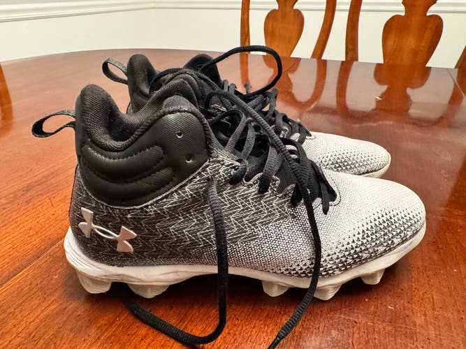 Black Kids 6Y (Big Kids / Youth) Youth Under Armour Mid Top Turf Cleats (Used)