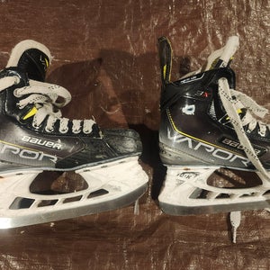 Bauer Supreme 3S Hockey Goalie Skates Regular Width Size 3.5 (Used)