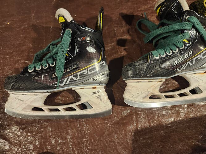 Bauer Vapor 3X Hockey Skates Regular Width Size 2 (Used)