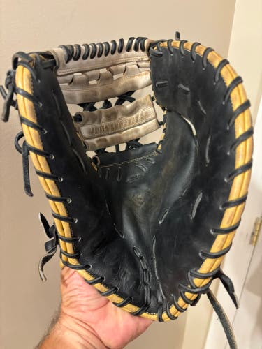 Wilson A2000 RH First Base Softball Glove 12" (Used)