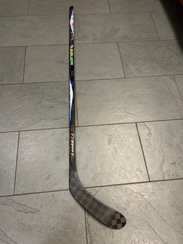 Junior Bauer Vapor Flylite Right Handed Hockey Stick P28 40 Flex (Used)