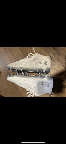 White Unisex Size M 15.0 (W.16.0) Adult Under Armour Cleats (Used)