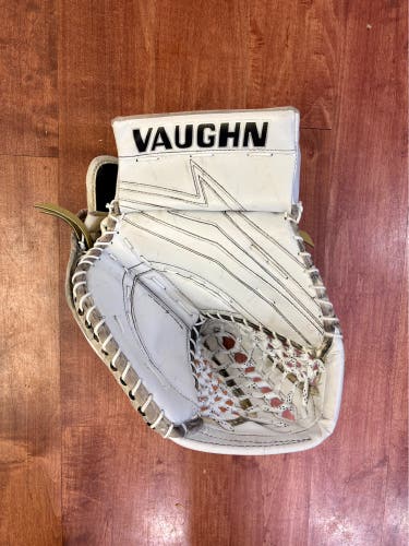 Vaughn Velocity V9 Pro Carbon USA Regular Hand Goalie Glove (Reconditioned)