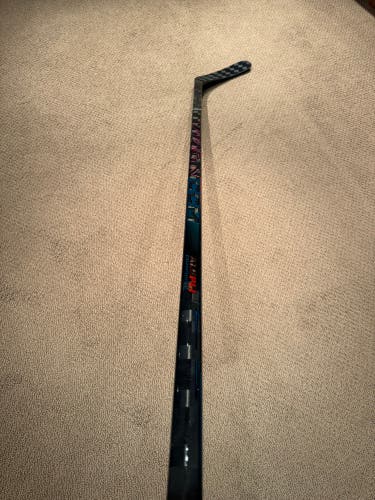 Senior CCM Vizion Right Handed Hockey Stick P29 70 Flex