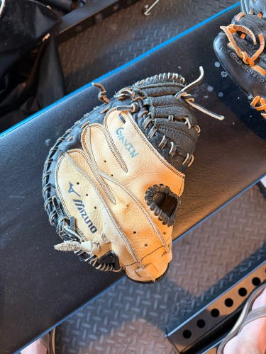 Mizuno Prospect Power Close RH Catcher's Baseball Glove 32.5" (Used)