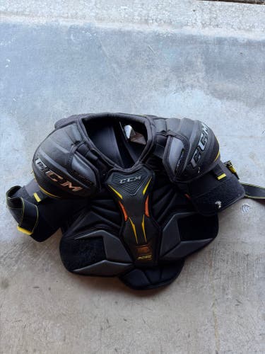 Small Intermediate CCM Tacks 9080 Shoulder Pads (Used)