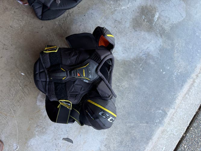 Medium Junior CCM Shoulder Pads (Used)