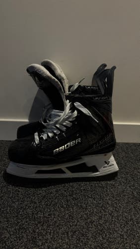 2025 Bauer Vapor Flylite Hockey Skates Regular Width 8 (Used)