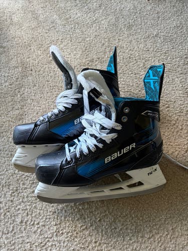 Black Bauer X Hockey Skates Regular Width 8.5 (Used)
