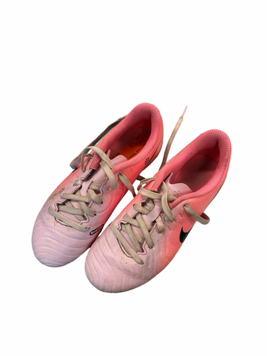 Used Nike Soccer Cleats Pink Junior 01.5 11682-s000134535