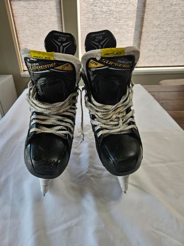 Black Bauer Supreme 2S Hockey Skates Regular Width 8.5 (Used)