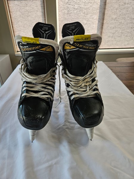 Black Bauer Supreme 2S Hockey Skates Regular Width 8.5 (Used)